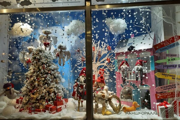 Новогоднее настроение: в Одессе преобразились витрины магазинов и ТЦ фото 36