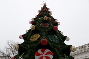 Карусель возле Дюка и елки на фонарях: как Одесса готовится к Новому году  фото