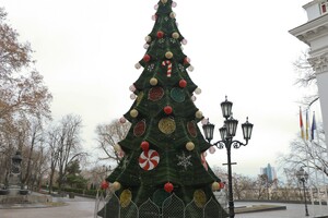 Карусель возле Дюка и елки на фонарях: как Одесса готовится к Новому году  фото 4