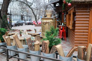 Карусель возле Дюка и елки на фонарях: как Одесса готовится к Новому году  фото 7