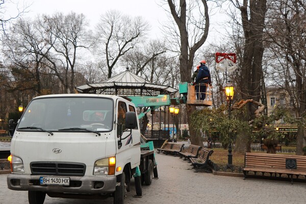 Карусель возле Дюка и елки на фонарях: как Одесса готовится к Новому году  фото 9