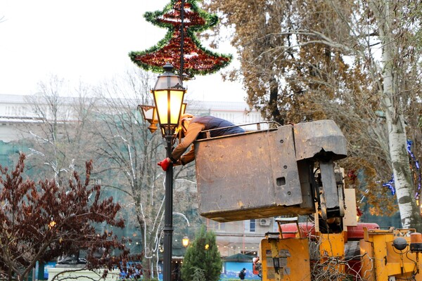 Карусель возле Дюка и елки на фонарях: как Одесса готовится к Новому году  фото 10
