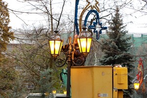 Карусель возле Дюка и елки на фонарях: как Одесса готовится к Новому году  фото 12