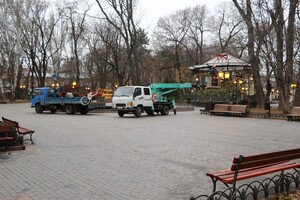 Карусель возле Дюка и елки на фонарях: как Одесса готовится к Новому году  фото 13