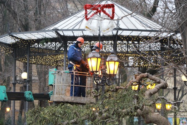 Карусель возле Дюка и елки на фонарях: как Одесса готовится к Новому году  фото 14