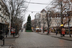 Карусель возле Дюка и елки на фонарях: как Одесса готовится к Новому году  фото 18