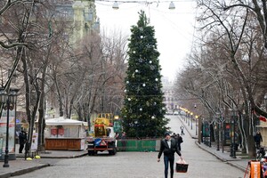 Карусель возле Дюка и елки на фонарях: как Одесса готовится к Новому году  фото 19
