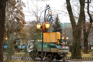 Карусель возле Дюка и елки на фонарях: как Одесса готовится к Новому году  фото 21