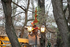 Карусель возле Дюка и елки на фонарях: как Одесса готовится к Новому году  фото 22