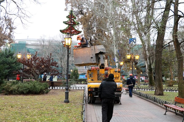 Карусель возле Дюка и елки на фонарях: как Одесса готовится к Новому году  фото 23