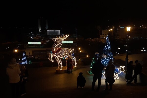 Карусель возле Дюка и елки на фонарях: как Одесса готовится к Новому году  фото 26