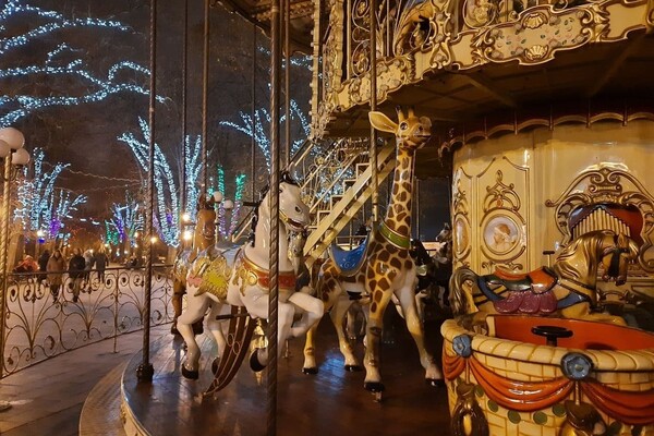 Карусель возле Дюка и елки на фонарях: как Одесса готовится к Новому году  фото 29