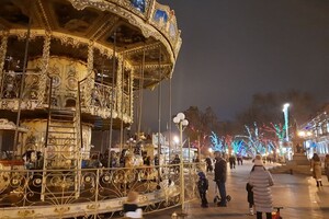 Карусель возле Дюка и елки на фонарях: как Одесса готовится к Новому году  фото 36