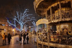 Карусель возле Дюка и елки на фонарях: как Одесса готовится к Новому году  фото 38