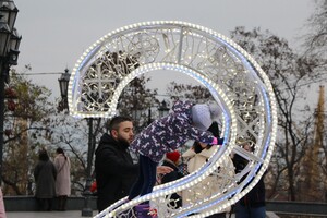 Дождались: в Одессе зажгли главную новогоднюю елку фото 1