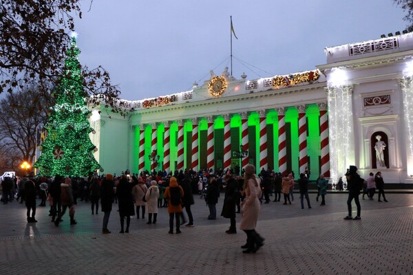 Дождались: в Одессе зажгли главную новогоднюю елку фото 7