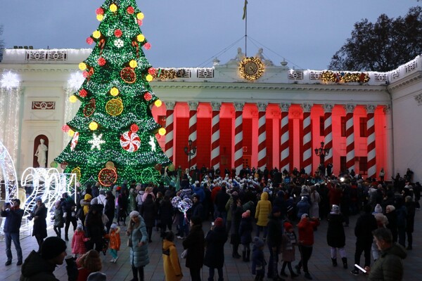 Дождались: в Одессе зажгли главную новогоднюю елку фото 8