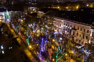 Сотни новогодних огней: как выглядит новогодняя Одесса с высоты фото 3