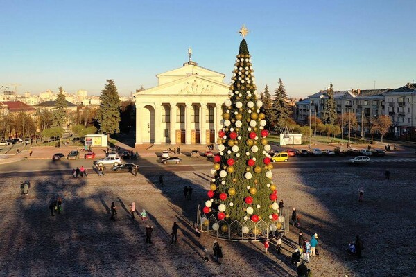 Одесская елочка вошла в ТОП-5 самых красивых в Украине: сравни с другими городами фото 1
