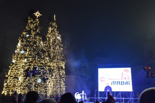 Одесская елочка вошла в ТОП-5 самых красивых в Украине: сравни с другими городами фото 8