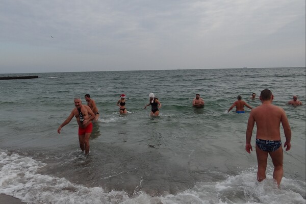 Проводили старый год: одесские моржи массово искупались в Черном море фото 2