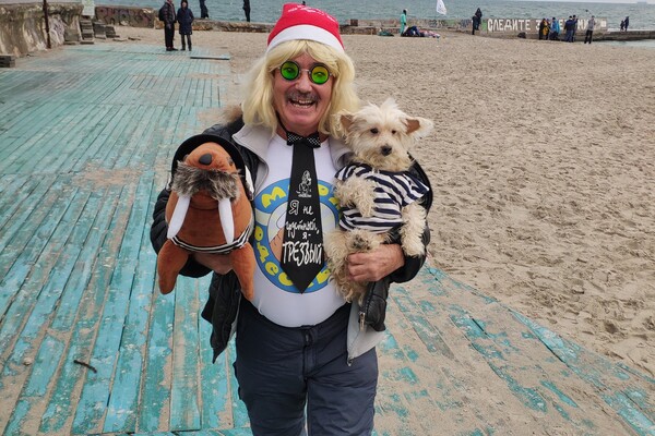 Проводили старый год: одесские моржи массово искупались в Черном море фото 5