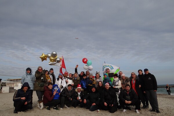 Проводили старый год: одесские моржи массово искупались в Черном море фото 8