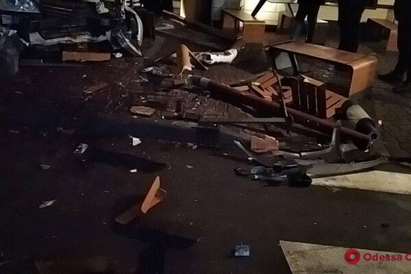 На проспекте Шевченко авто влетело в McDonalds: есть пострадавшие фото 1