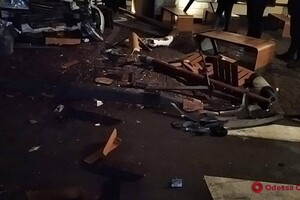 На проспекте Шевченко авто влетело в McDonalds: есть пострадавшие фото 1