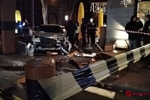 На проспекте Шевченко авто влетело в McDonalds: есть пострадавшие фото 3