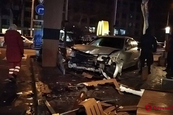 На проспекте Шевченко авто влетело в McDonalds: есть пострадавшие фото 4