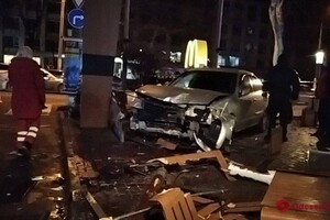 На проспекте Шевченко авто влетело в McDonalds: есть пострадавшие фото 4