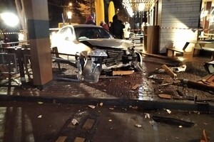 На проспекте Шевченко авто влетело в McDonalds: есть пострадавшие фото 5