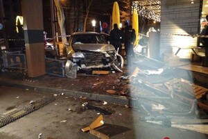 На проспекте Шевченко авто влетело в McDonalds: есть пострадавшие фото 6