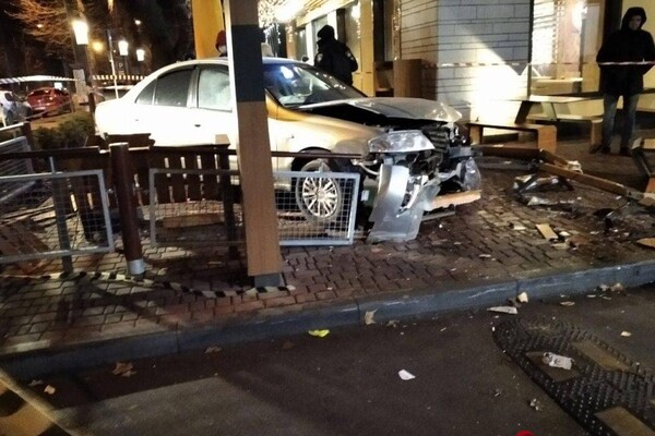 На проспекте Шевченко авто влетело в McDonalds: есть пострадавшие фото 7