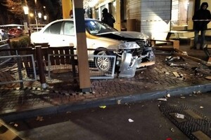 На проспекте Шевченко авто влетело в McDonalds: есть пострадавшие фото 7