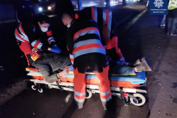 &quot;Поцелуй&quot; со светофором и неугодный пешеход: в Одессе произошло два серьезных ДТП фото