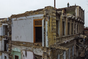 На Торговой разбирают доходный дом Бенетато: соседние постройки в опасности фото