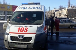 Решил не уступать дорогу: в Одессе Opel врезался в машину скорой помощи фото