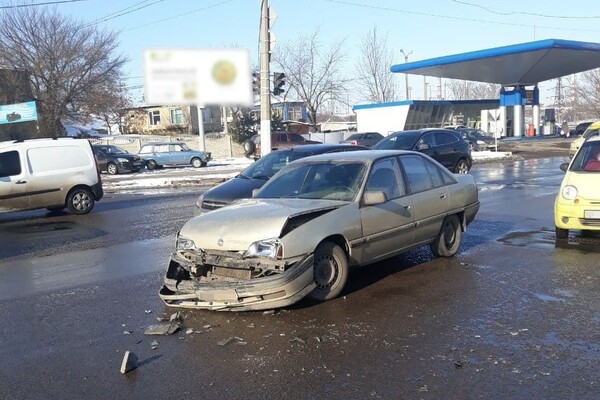 Решил не уступать дорогу: в Одессе Opel врезался в машину скорой помощи фото 1
