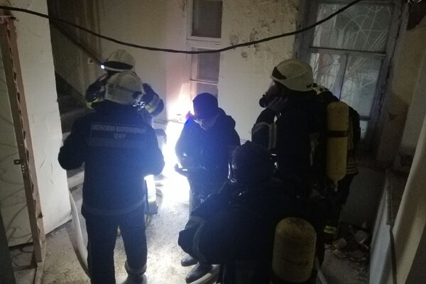 Не уследили: в Одессе загорелось студенческое общежитие фото 3