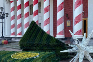 Праздники закончились: в Одессе разбирают новогоднюю елку и декорации фото