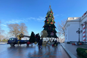 Праздники закончились: в Одессе разбирают новогоднюю елку и декорации фото 2