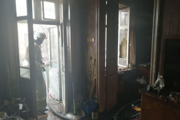 В центре Одессы загорелась жилая квартира: пострадал мужчина фото 2