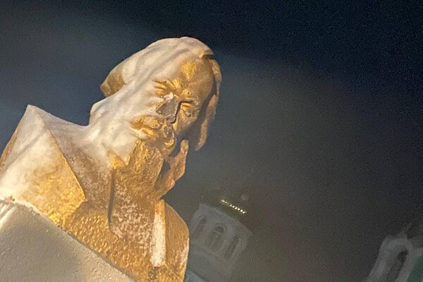 Не без вандализма: в Одесской области свалили последний памятник Ленину фото