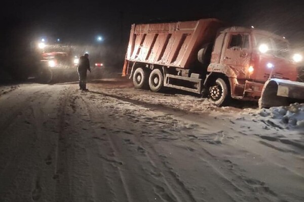 Люди ночевали в машинах: какие трассы Одесской области закрыты из-за непогоды (обновляется) фото 10