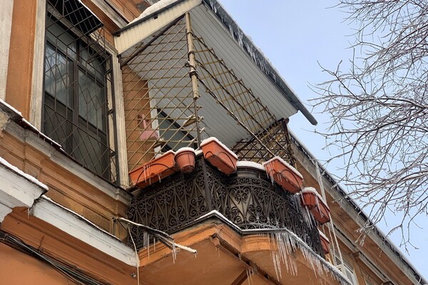 Обходи дома: одесситов предупреждают об опасных сосульках и снеге с крыш  фото 9