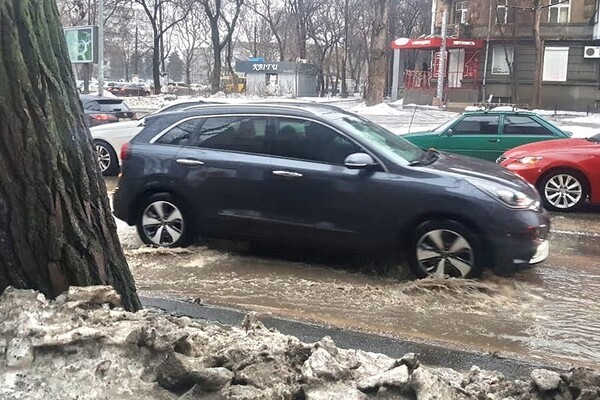 Почти как в Венеции: дождь и тающий снег затопили улицы Одессы фото 3