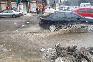 Почти как в Венеции: дождь и тающий снег затопили улицы Одессы фото 4