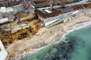 Из-за незаконного строительства: на одесском пляже обрушилась скала фото 4